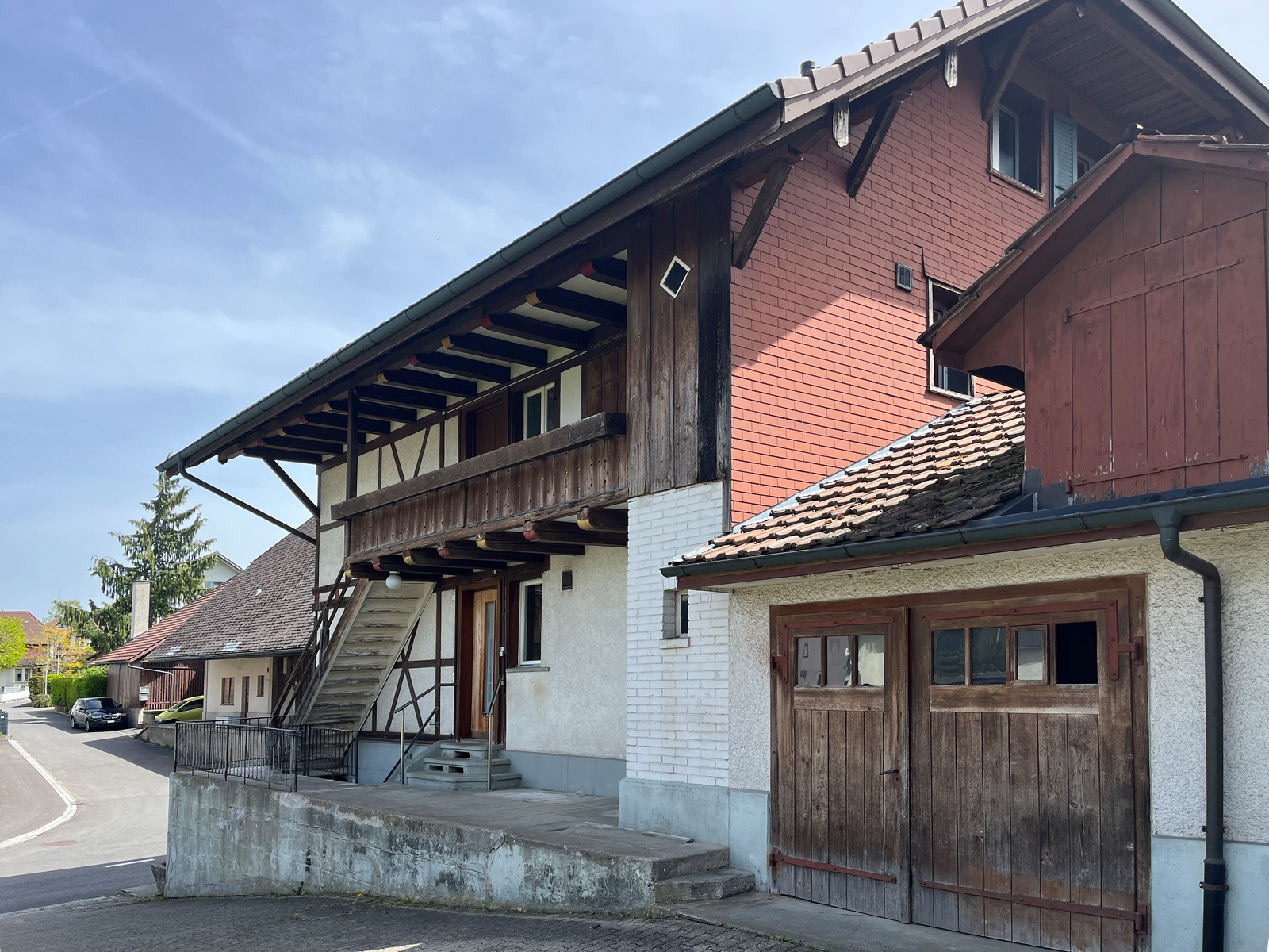 Nordfassade mit Carport